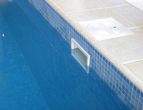 Забор воды в бассейне осуществляется с поверхности воды