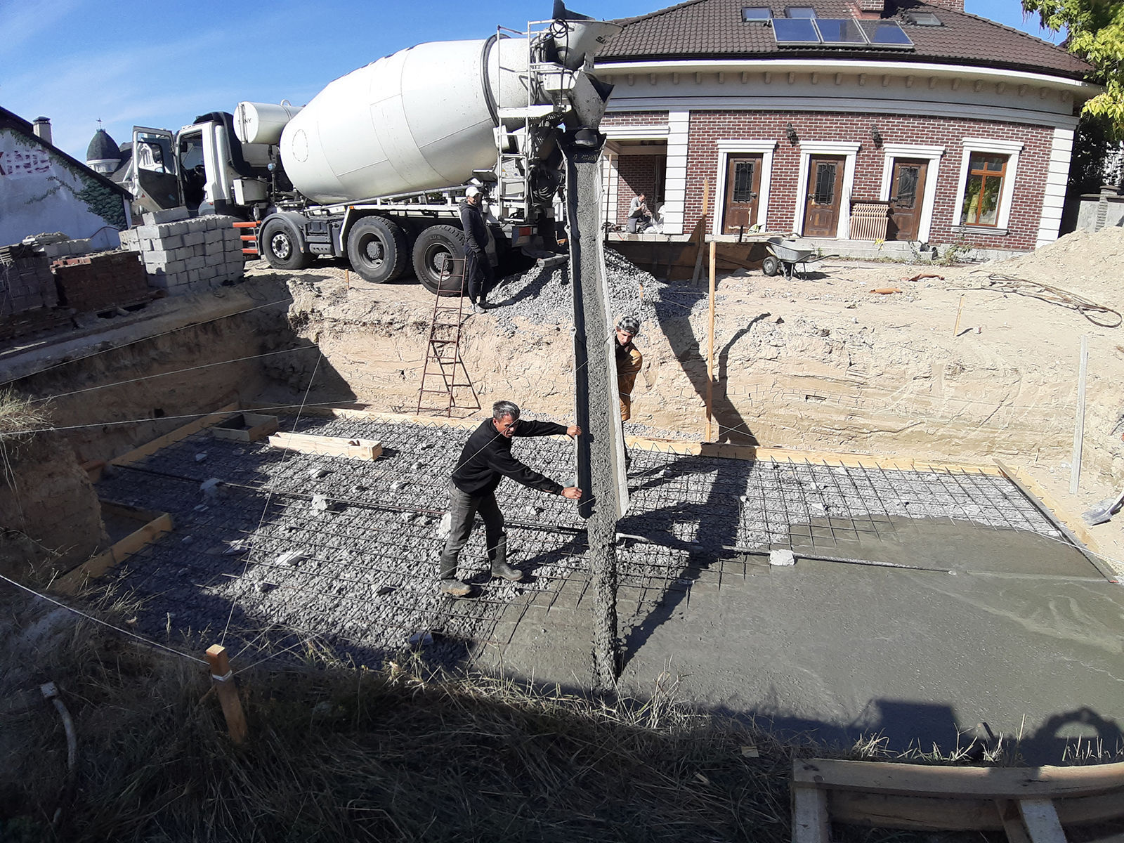 Будівництво басейну заливка фундаменту