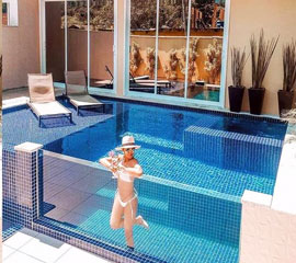 Вікна в басейні