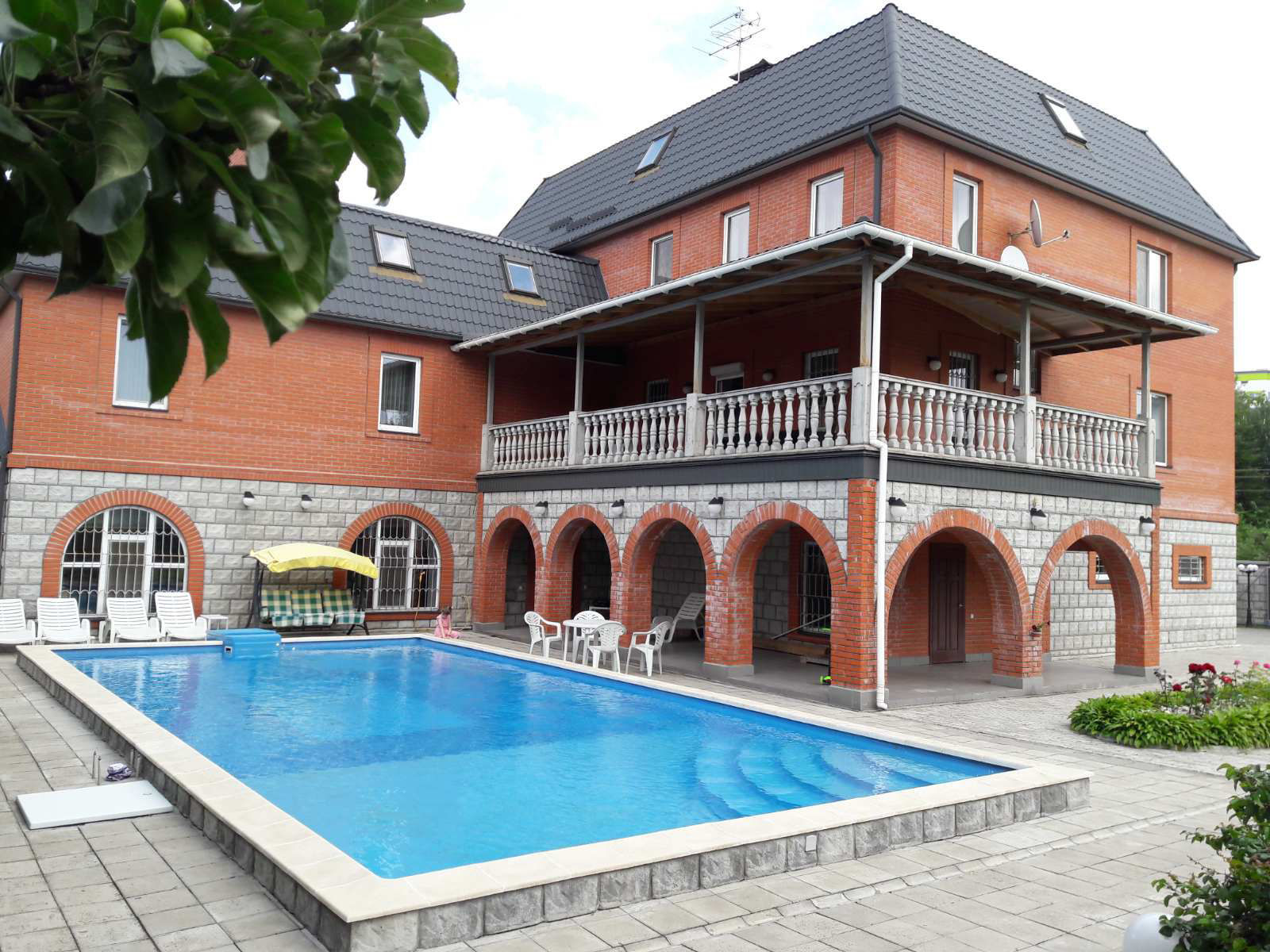 Басейн побудований з будівельних блоків