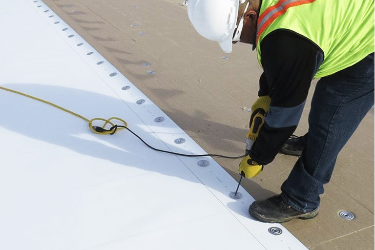 Роботи по плоскій покрівлі для гідроізоляції даху з утепленням